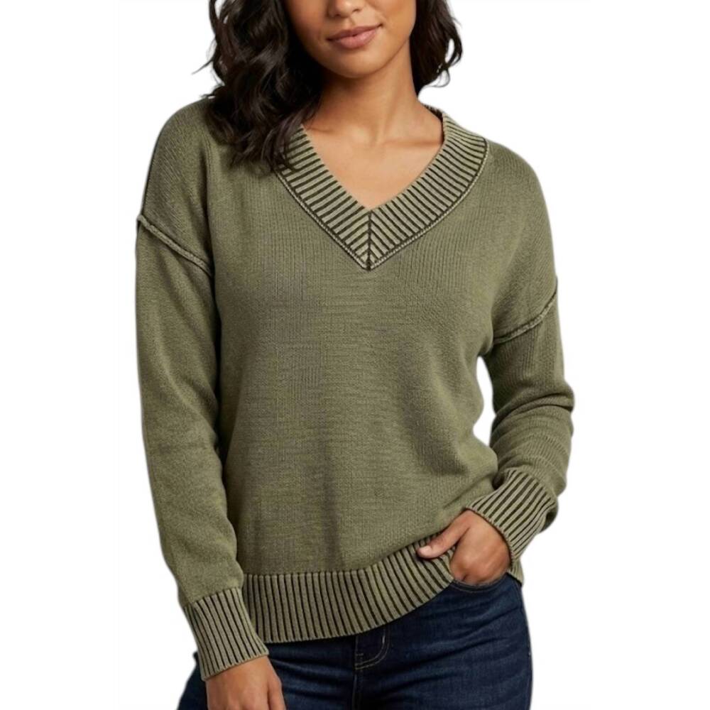 NEW T & C  APPAREL washed v-neck sweater in green